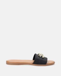 CZARNE KLAPKI Z ŁAŃCUCHEM SC4058 BLACK. Czarne klapki Venezia, bez wzorów, ze skóry, bez obcasa, bez zapięcia. Za 149.00 zł.