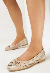Ciemnobeżowe Balerinki Celini. Brązowe baleriny Born2be, w ażurowe wzory, ze skóry ekologicznej, boho, bez obcasa, bez zapięcia. W wyprzedaży za 59.99 zł.