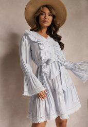 Niebieska Mini Sukienka o Rozkloszowanym Kroju z Falbankami i Materiałowym Paskiem w Talii Fiorfa. Niebieskie sukienki Renee, m, bez wzorów, z materiału, eleganckie, bez kołnierzyka, bez ramiączek, mini, rozkloszowane. W wyprzedaży za 143.99 zł.