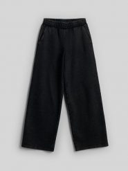 4F Szerokie spodnie dresowe damskie - czarne L. Czarne spodnie materiałowe 4f, bez wzorów, z bawełny, klasyczne, krótkie. Za 159.99 zł.