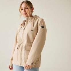 Kurtka turystyczna przeciwdeszczowa damska Otilie wodoodporna. Białe kurtki przeciwdeszczowe Regatta, bez wzorów, z tkaniny, bez kaptura, trekkingowe. W wyprzedaży za 287.50 zł.