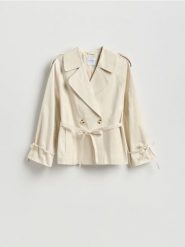 Krótki trencz - złamana biel. Płaszcze Reserved, l, bez wzorów, z bawełny, bez kaptura. Za 259.99 zł.