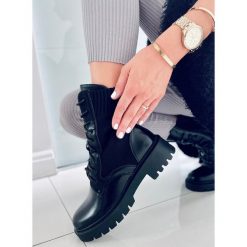 BM Botki z elastyczną cholewką Cass Black czarne. Czarne botki BM, bez wzorów, z materiału, bez obcasa, bez zapięcia. Za 168.92 zł.