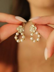 Pierres de Jade Pozłacane kolczyki-wkrętki z perłami rozmiar: onesize. Żółte kolczyki Pierres de Jade, z perłą, pozłacane. Za 65.99 zł.