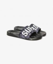Superdry Camo Pool Sliders - klapki z wyściełanym paskiem – Dark Grey Tiger Camo. Szare klapki Superdry, bez wzorów, z nylonu, klasyczne, bez obcasa, bez zapięcia. Za 174.20 zł.