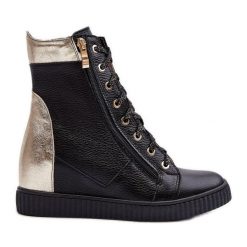 Zazoo 3081 Skórzane Trampki Damskie Na Koturnie Czarne. Czarne trampki bez wzorów, ze skóry, eleganckie, za kostkę, bez zapięcia. Za 585.90 zł.