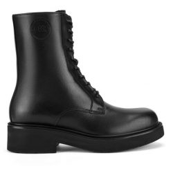 Botki Gino Rossi. Czarne botki Gino Rossi, bez wzorów, bez obcasa, na płaskiej podeszwie, bez zapięcia. Za 227.99 zł.