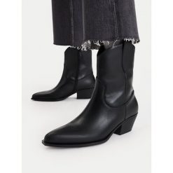 Botki GINO ROSSI. Czarne botki Gino Rossi, bez wzorów, bez obcasa, na słupku, bez zapięcia. Za 379.99 zł.