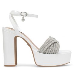 Sandały Nine West. Białe sandały Nine West, bez wzorów, bez obcasa, na słupku, bez zapięcia. Za 259.99 zł.