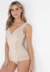 Beżowe Modelujące Body z Kopertowym Dekoltem Yatis. Brązowe bielizna modelująca Born2be, bez wzorów, z koronki, bez ramiączek. W wyprzedaży za 67.99 zł.