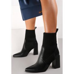 Czarne Botki Tristn. Czarne botki Renee, bez wzorów, prążkowane, eleganckie, ze szpiczastym noskiem, za kostkę, bez obcasa, na obcasie, bez zapięcia. W wyprzedaży za 73.49 zł.