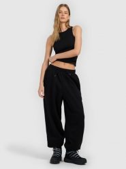 4F Spodnie dresowe joggery damskie - czarne S. Czarne spodnie materiałowe 4f, bez wzorów, z dresówki. Za 149.99 zł.