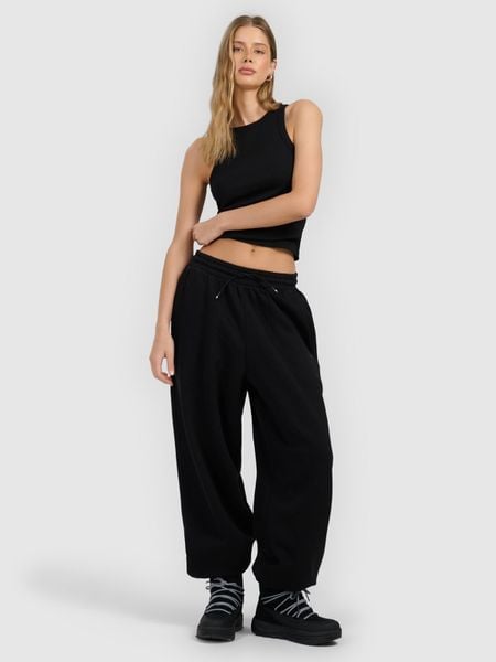 4F Spodnie dresowe joggery damskie - czarne M. Czarne spodnie dresowe 4f, bez wzorów, z dresówki, trekkingowe. Za 149.99 zł.