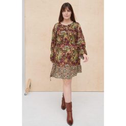 Sukienka Priszilla Plus Size Boho Chic. Czerwone sukienki blue shadow, na co dzień, plus size, bez wzorów, z materiału, boho, bez kołnierzyka, plus size, bez ramiączek, proste. Za 339.90 zł.