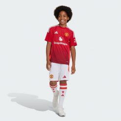 Szorty Manchester United 24/25 Home Kids. Białe szorty adidas, bez wzorów, z materiału, sportowe. Za 182.50 zł.