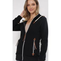 Czarna Bluza Rozpinana z Kapturem Tamminen. Czarne bluzy Born2be, na jesień, l, bez wzorów, z dzianiny, bez ramiączek, z kapturem. W wyprzedaży za 95.99 zł.