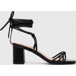 Answear Lab sandały kolor czarny. Czarne sandały Answear Lab, bez wzorów, z materiału, bez obcasa, na obcasie, bez zapięcia. Za 169.99 zł.