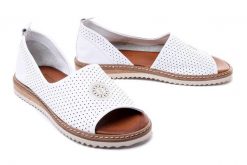ARTIKER RELAKS 44C0689 biały, sandały damskie. Białe sandały Artiker Relaks, bez wzorów, ze skóry, bez obcasa, bez zapięcia. Za 249.90 zł.