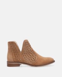 BRĄZOWE BOTKI Z WYCIĘCIAMI 1415 1408 CA COG. Brązowe botki Venezia, bez wzorów, ze skóry, bez obcasa, bez zapięcia. Za 459.00 zł.
