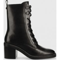 Guess botki skórzane Byanka damskie kolor czarny na słupku. Czarne botki Guess, z aplikacjami, z gumy, bez obcasa, na słupku, bez zapięcia. W wyprzedaży za 519.99 zł.