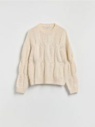 Sweter z ozdobnym splotem - kremowy. Białe swetry Reserved, l, bez wzorów, z dzianiny, bez ramiączek. Za 139.99 zł.