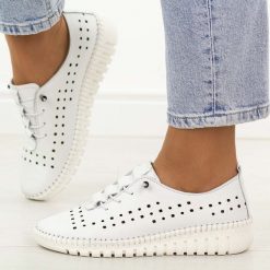 Białe ażurowe skórzane półbuty damskie T.Sokolski 4001. Białe półbuty wsuwane Sokolski, na jesień, w ażurowe wzory, z jeansu, klasyczne, z okrągłym noskiem, bez obcasa, na płaskiej podeszwie. Za 259.00 zł.