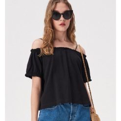 Bluzka na ramiączkach - Czarny. Czarne bluzki marki Sinsay, bez wzorów, bez kołnierzyka, bez ramiączek. Za 24.99 zł.