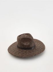 Pleciony kapelusz - brązowy. Brązowe kapelusze Reserved, bez wzorów. W wyprzedaży za 39.99 zł.