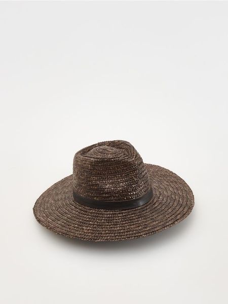 Pleciony kapelusz - brązowy. Brązowe kapelusze Reserved, bez wzorów. W wyprzedaży za 39.99 zł.