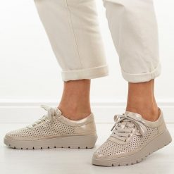 Złote ażurowe skórzane półbuty damskie Vinceza 79629. Żółte półbuty wsuwane VINCEZA, na lato, z aplikacjami, z jeansu, eleganckie, z okrągłym noskiem, bez obcasa. Za 239.00 zł.