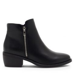 Botki JENNY. Czarne botki Jenny, bez wzorów, bez obcasa, na słupku, bez zapięcia. Za 139.99 zł.