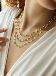 L'Atelier de Gaia Pozłacany naszyjnik z kryształami - dł. 48 cm rozmiar: onesize. Niebieskie naszyjniki L'Atelier de Gaia, z materiału, z kryształem, pozłacane. Za 96.37 zł.