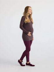 Legginsy z wysokim pasem - mahoniowy. Brązowe legginsy Reserved, bez wzorów, z dzianiny. Za 79.99 zł.