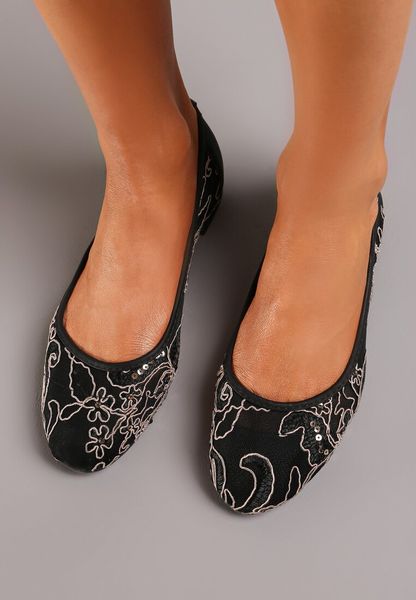 Czarne Balerinki z Ozdobnymi Przeszyciami i Cekinami Furea. Czarne baleriny Born2be, bez wzorów, bez obcasa, bez zapięcia. W wyprzedaży za 37.49 zł.