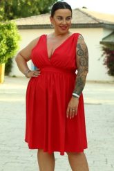 Sukienka rozkloszowana z efektownym dekoltem MERLIN czerwona. Czerwone sukienki KARKO, na randkę, plus size, bez wzorów, z materiału, eleganckie, bez kołnierzyka, plus size, bez ramiączek, midi, rozkloszowane. Za 349.50 zł.