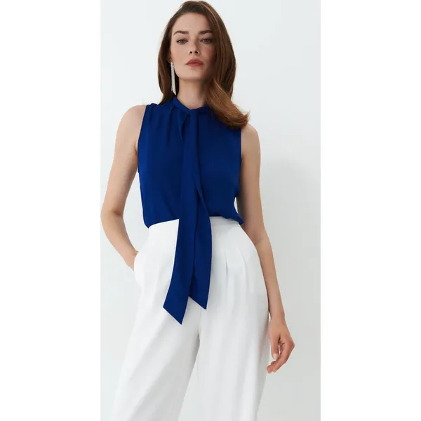 Elegancka bluzka ze stójką - Niebieski. Niebieskie bluzki Mohito, bez wzorów, eleganckie, bez kołnierzyka, bez ramiączek. Za 89.99 zł.