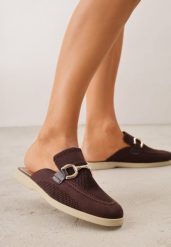 Brązowe Klapki Mule Ozdobione Klamrą Peromela. Brązowe klapki Renee, bez wzorów, z dzianiny, eleganckie, bez obcasa, na płaskiej podeszwie, bez zapięcia. Za 89.99 zł.
