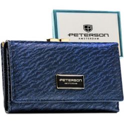 Niebieski portfel damski zamykany na zatrzask i bigiel - Peterson. Niebieskie portfele Peterson, bez wzorów, ze skóry ekologicznej. Za 79.99 zł.