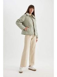 DeFacto Kurtka pikowana w kolorze khaki rozmiar: XS. Brązowe kurtki DeFacto, xs, bez wzorów, bez kaptura. Za 152.99 zł.