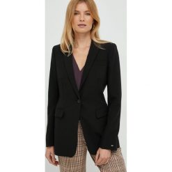 Tommy Hilfiger marynarka kolor czarny jednorzędowa gładka. Czarne marynarki i żakiety Tommy Hilfiger, bez wzorów, klasyczne, bez ramiączek. W wyprzedaży za 769.99 zł.
