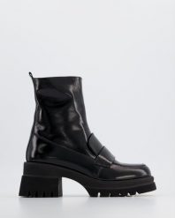 LAKIEROWANE BOTKI 2329 BLACK. Czarne botki Venezia, bez wzorów, z lakierowanej skóry, bez obcasa, bez zapięcia. Za 259.00 zł.