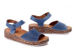 MANITU 910330-05 blau, sandały damskie. Niebieskie sandały Manitu, bez wzorów, ze skóry, bez obcasa, na koturnie, bez zapięcia. Za 229.42 zł.