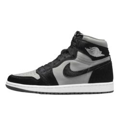 Buty do chodzenia dla dorosłych Air Jordan 1 Retro High OG Twist 2.0. Szare buty sportowe lifestyle Jordan, bez wzorów, bez zapięcia, trekkingowe. W wyprzedaży za 597.70 zł.