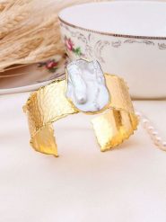 Pierres delicates Pozłacana bransoletka z masą perłową rozmiar: onesize. Białe bransoletki Pierres delicates, z perłą, pozłacane. Za 106.13 zł.