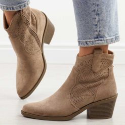 Beżowe wiosenne botki damskie, kowbojki S.Barski 061. Brązowe botki S.BARSKI, bez wzorów, z jeansu, eleganckie, bez obcasa, na obcasie, bez zapięcia. Za 219.00 zł.