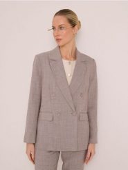 Dwurzędowy żakiet z domieszką wiskozy - beżowy. Brązowe marynarki i żakiety Sinsay, l, bez wzorów, z wiskozy, bez ramiączek. Za 79.99 zł.