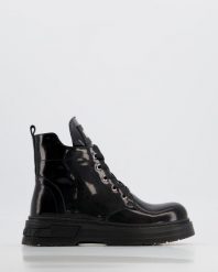 LAKIEROWANE BOTKI 03-ORDU BLACK. Czarne botki Venezia, bez wzorów, z lakierowanej skóry, bez obcasa, bez zapięcia. Za 329.00 zł.