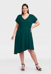 Sukienka elegancka z wiązaniem na plecach JANETTE butelkowa zieleń. Zielone sukienki KARKO, na imprezę, s, bez wzorów, z elastanu, eleganckie, z asymetrycznym kołnierzem, bez ramiączek, mini, asymetryczne. Za 189.50 zł.