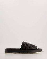 CZARNE KLAPKI DAMSKIE 26989 BLACK. Czarne klapki Venezia, bez wzorów, ze skóry, bez obcasa, bez zapięcia. Za 169.00 zł.