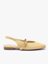 Jasnożółte czółenka slingback bez pięty ze skóry welurowej. Żółte czółenka Ryłko, bez wzorów, ze skóry, z okrągłym noskiem, bez obcasa, na płaskiej podeszwie, bez zapięcia. Za 349.99 zł.